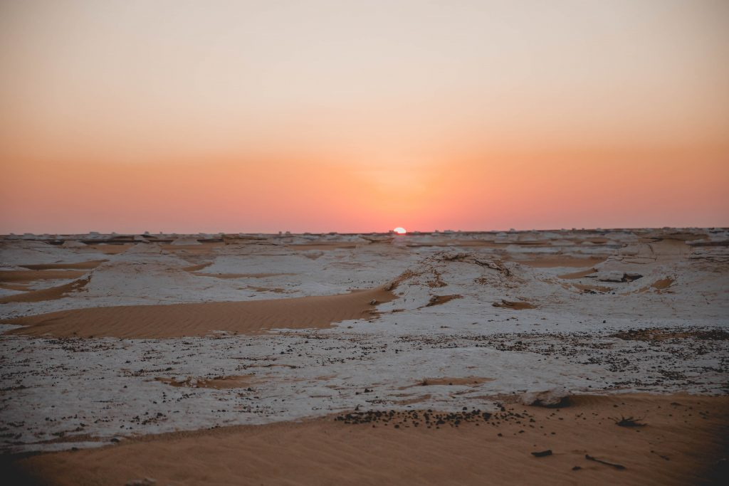 جولة ليومين في الصحراء البيضاء والواحات البحرية من القاهرة