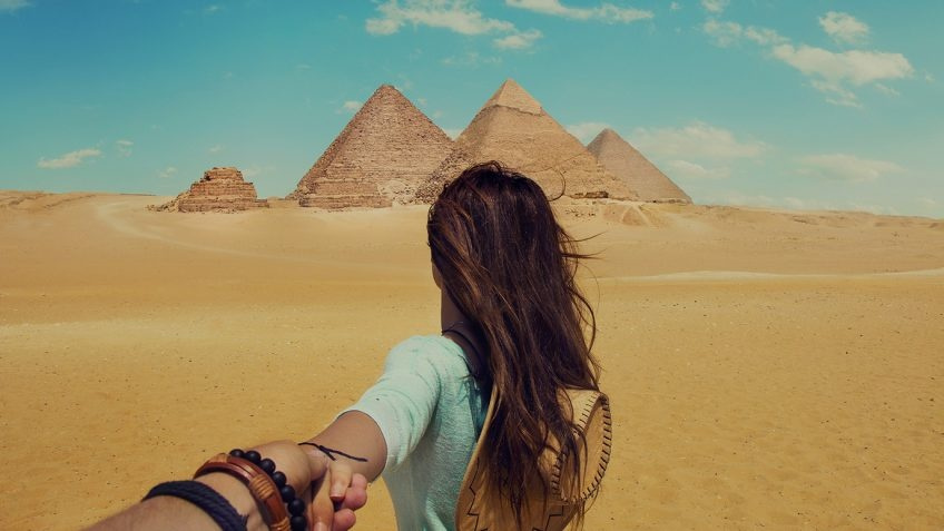 Excursión a las pirámides de Giza y al gran museo egipcio.
