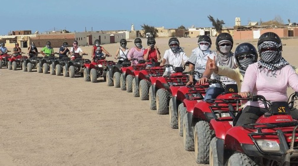 Excursión al atardecer en safari por el desierto en quad desde Port Ghalib